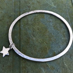 Bangle - B01 -Silver 3mm hammered texture bangle with silver star charm