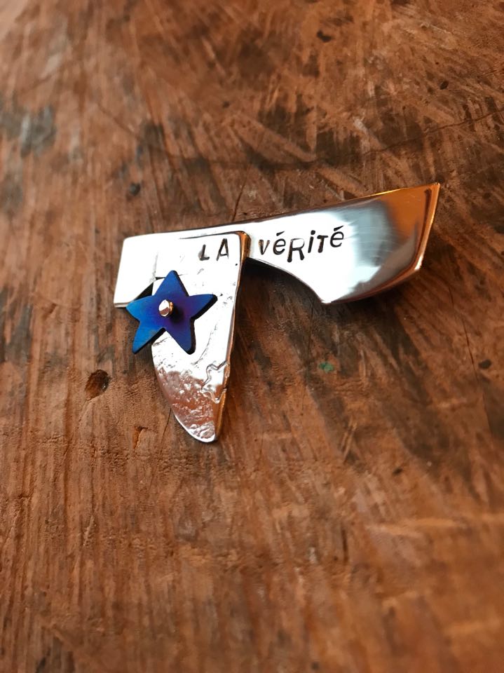 Brooch - BR02 - Silver and blue titanium ‘La Vérité’ ( the truth ) brooch